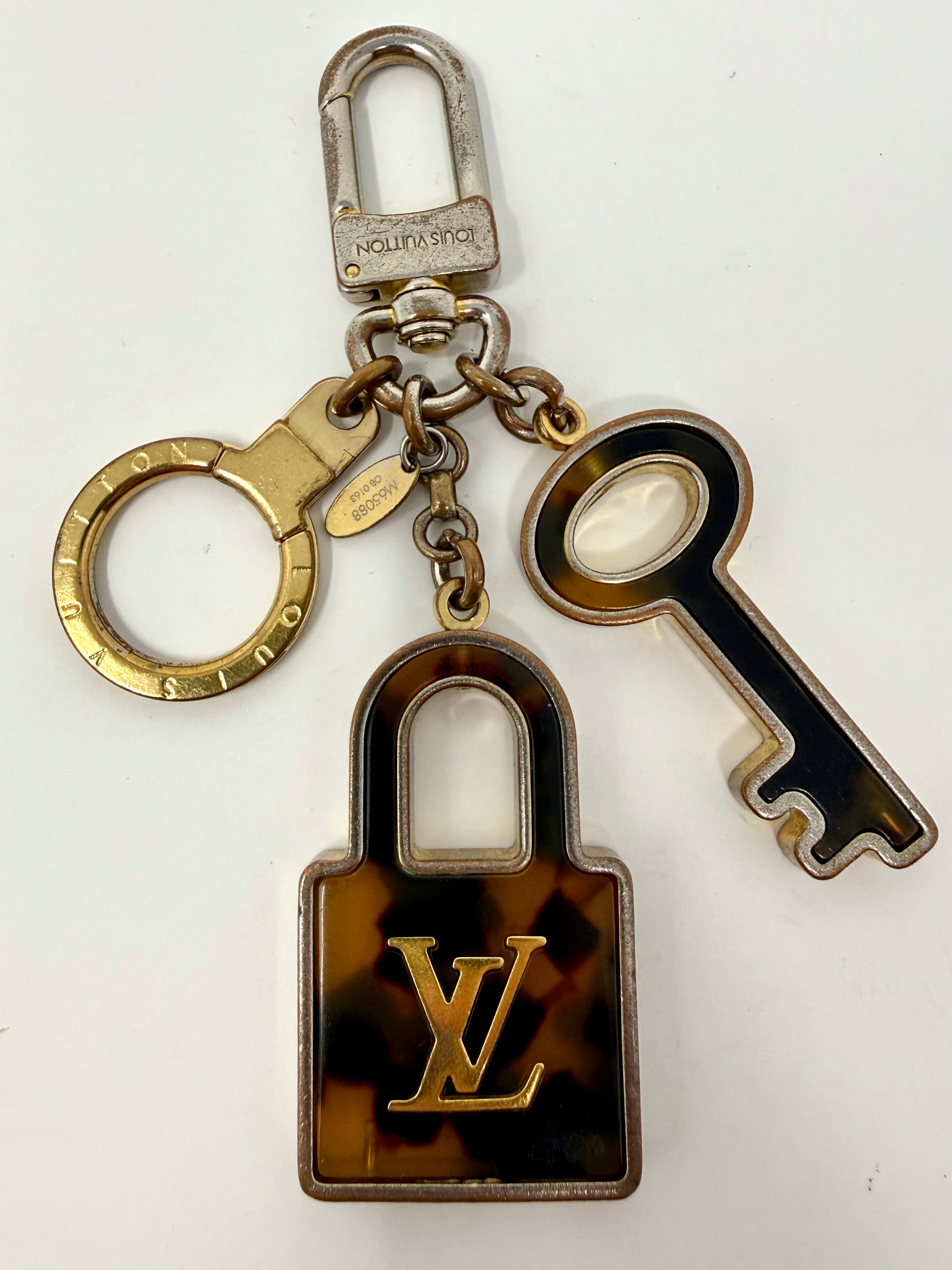 Louis Vuitton Porte-Clés Confidence Bag Charm & Key Holder – M65088