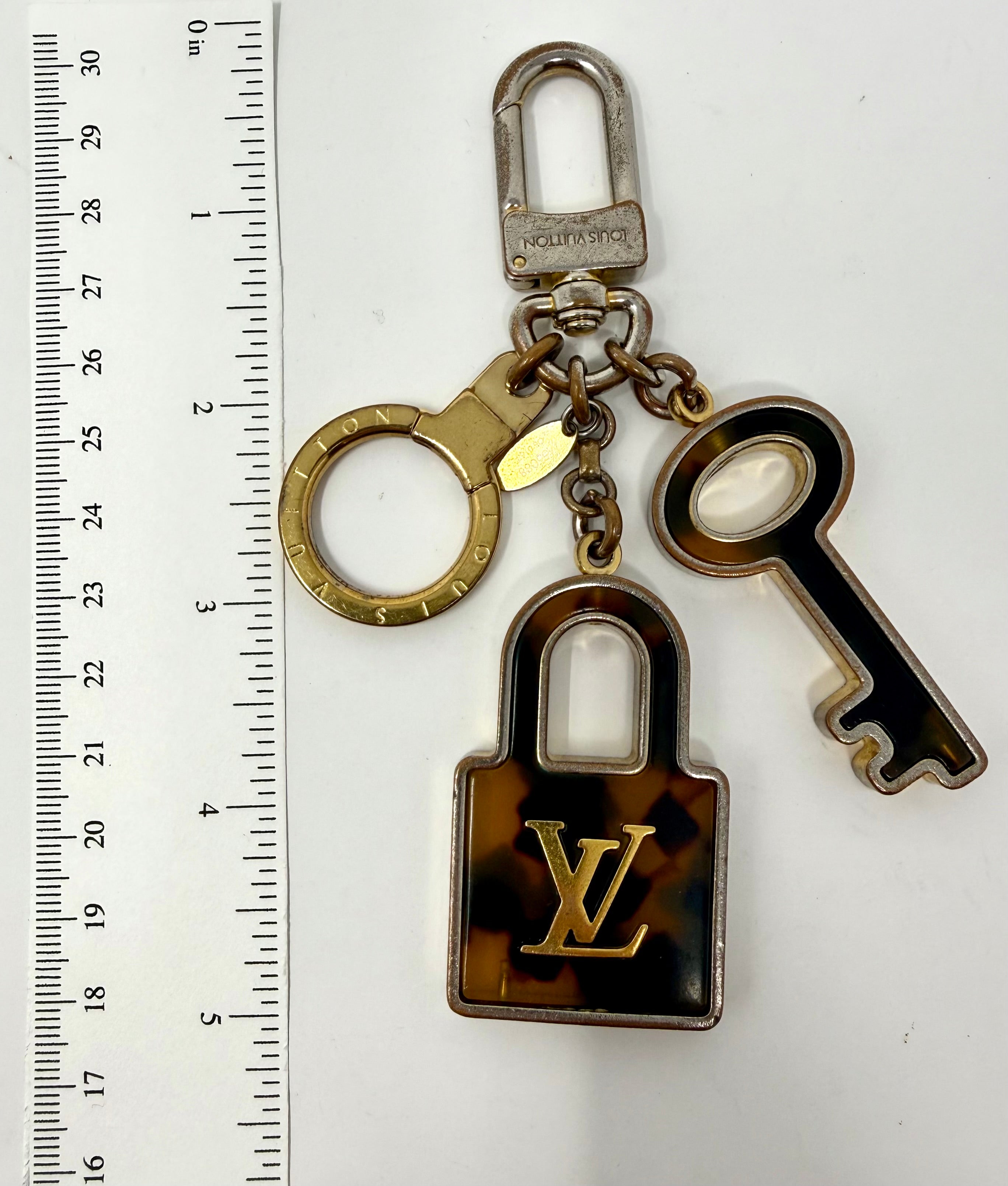 Louis Vuitton Porte-Clés Confidence Bag Charm & Key Holder – M65088