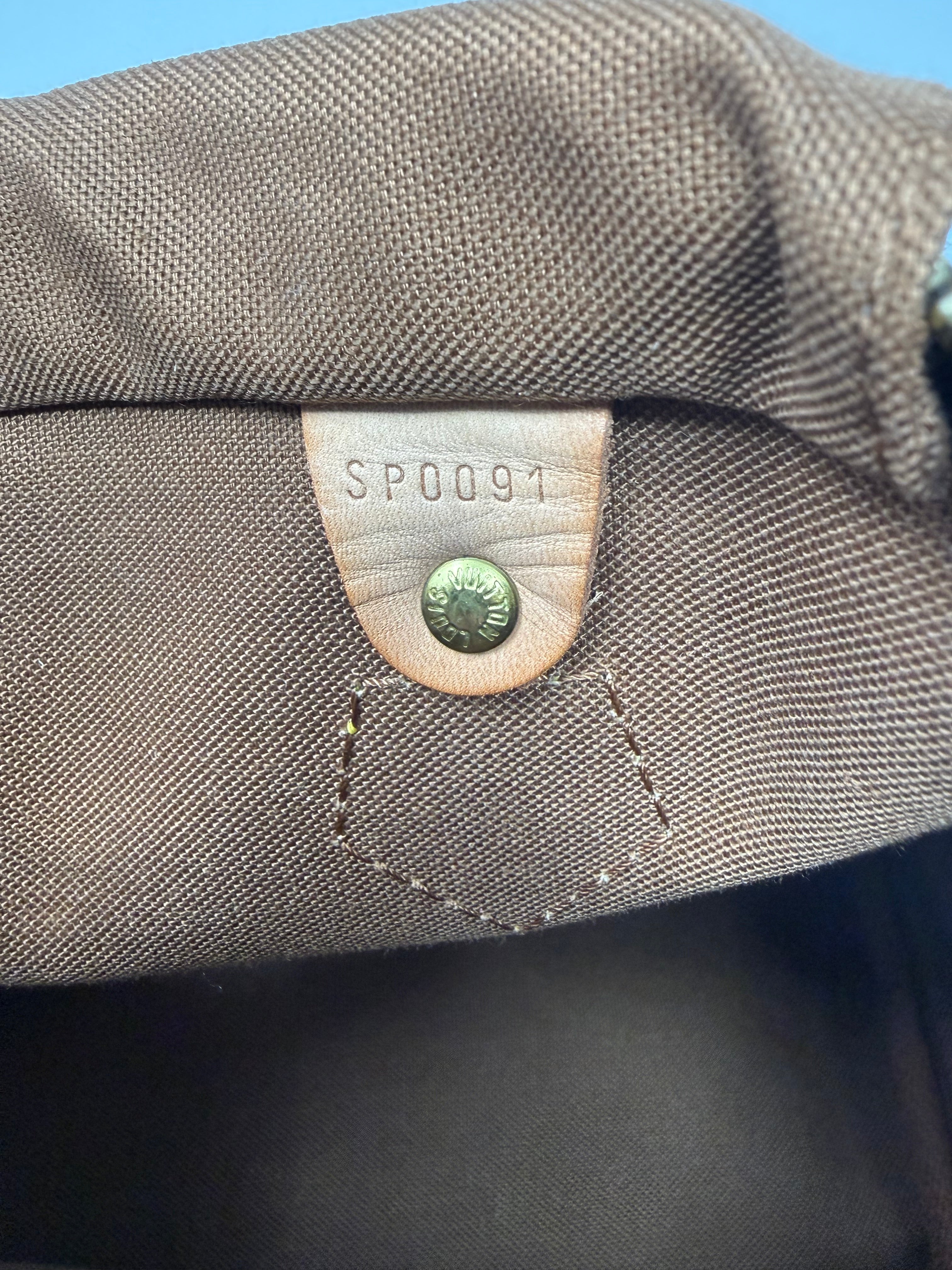Louis Vuitton Speedy 25 ( Vintage 2001) – Classic Monogram
